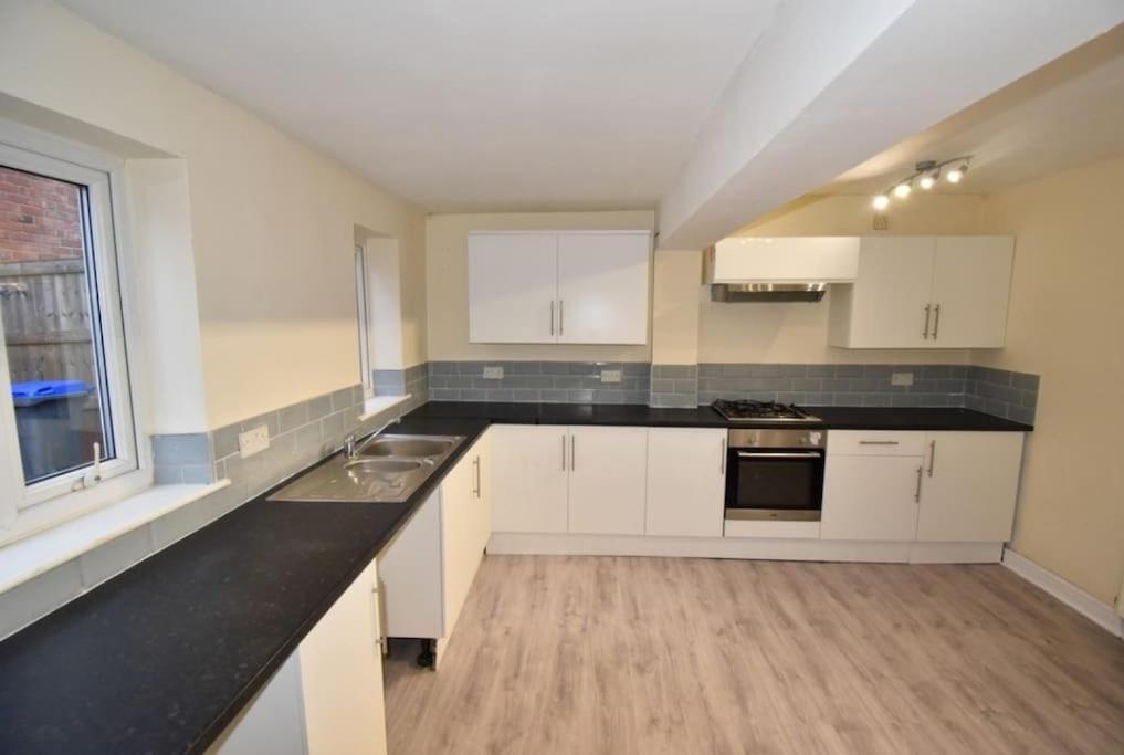 Cheerful 2-Bedroom Home With Off Street Parking Blackpool Exterior photo